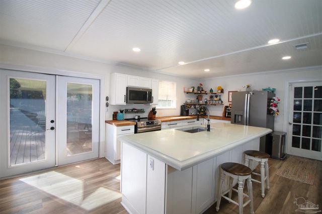 6201 Glendale Dr, Milton, FL 32570