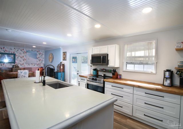 6201 Glendale Dr, Milton, FL 32570