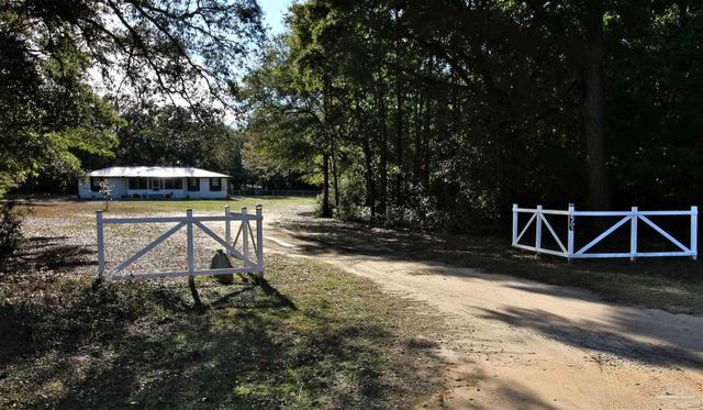 6201 Glendale Dr, Milton, FL 32570