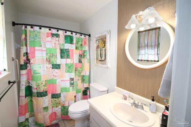 6201 Glendale Dr, Milton, FL 32570