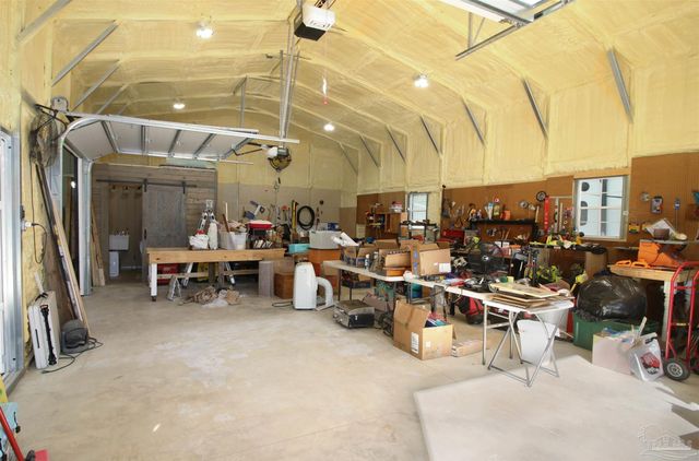 6201 Glendale Dr, Milton, FL 32570