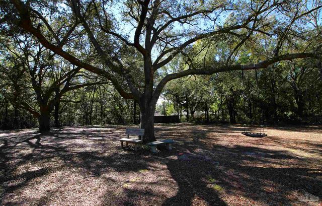 6201 Glendale Dr, Milton, FL 32570