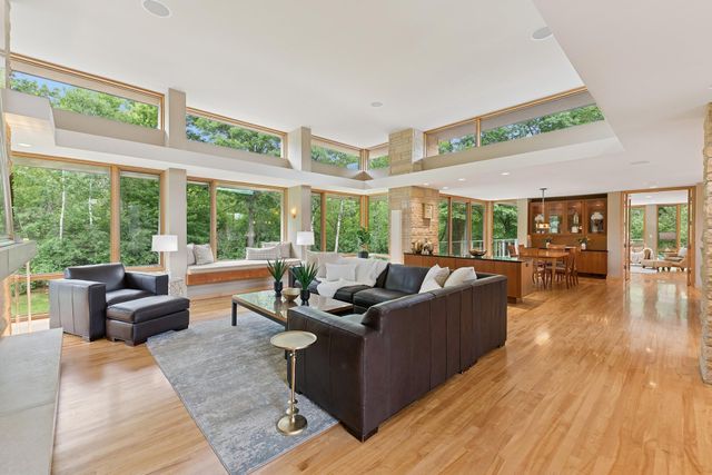 685 Hidden Creek Trail, Mendota Heights, MN 55118