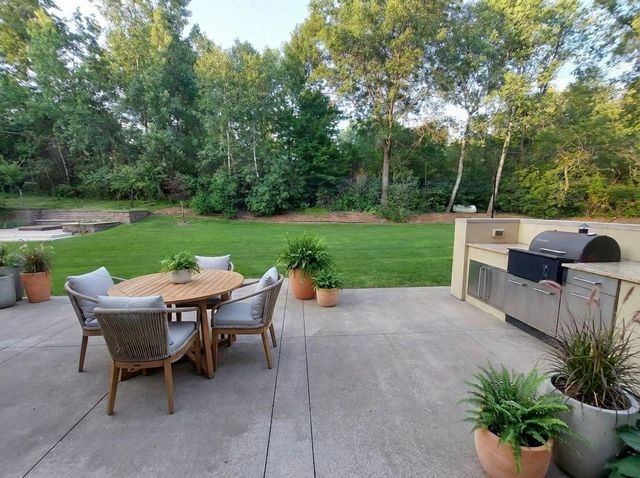 685 Hidden Creek Trail, Mendota Heights, MN 55118