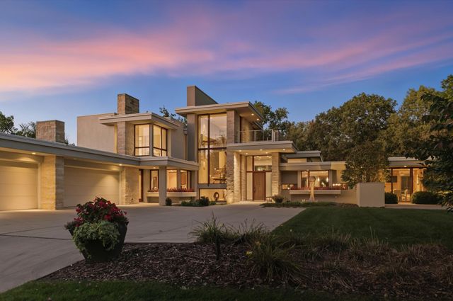 685 Hidden Creek Trail, Mendota Heights, MN 55118