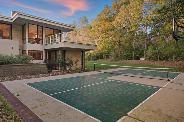 685 Hidden Creek Trail, Mendota Heights, MN 55118
