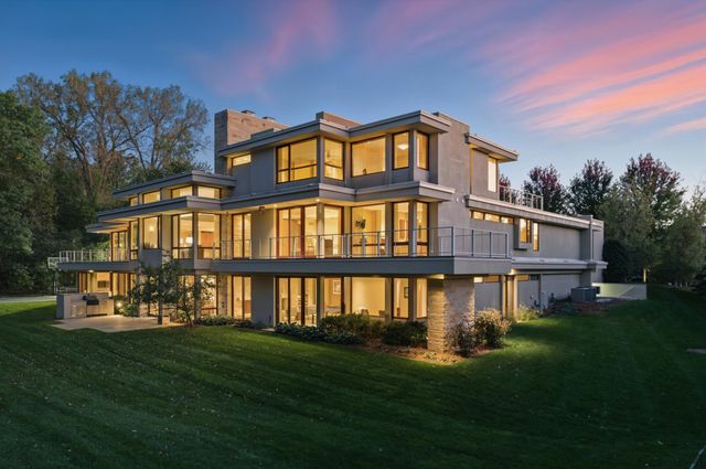 685 Hidden Creek Trail, Mendota Heights, MN 55118