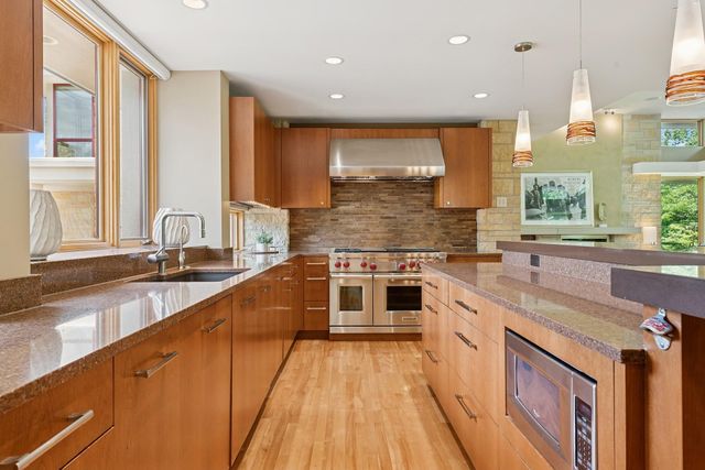 685 Hidden Creek Trail, Mendota Heights, MN 55118
