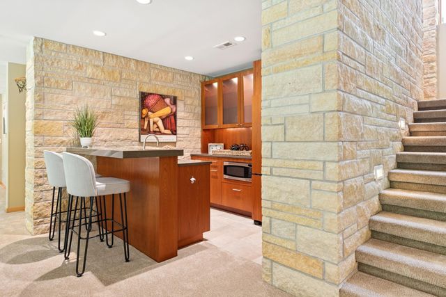 685 Hidden Creek Trail, Mendota Heights, MN 55118