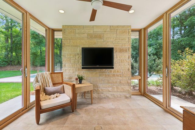 685 Hidden Creek Trail, Mendota Heights, MN 55118