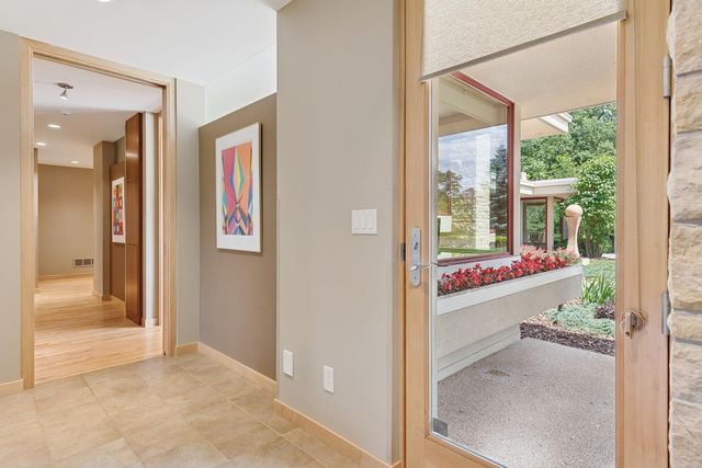 685 Hidden Creek Trail, Mendota Heights, MN 55118