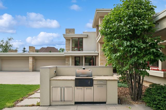 685 Hidden Creek Trail, Mendota Heights, MN 55118