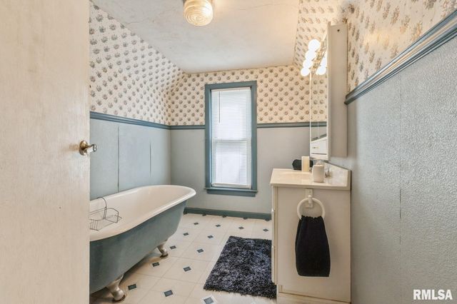 1301 CAROLINE Avenue, Clinton, IA 52732