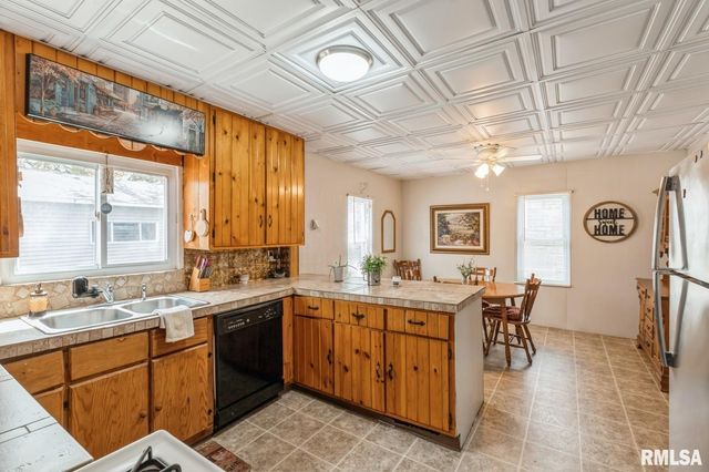 1301 CAROLINE Avenue, Clinton, IA 52732