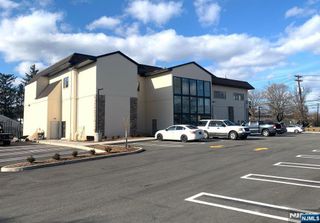 18 W Ridgewood Avenue, Paramus, NJ 07652