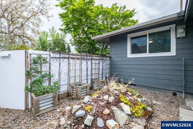 3817 Pine St, Albany, OR 97322