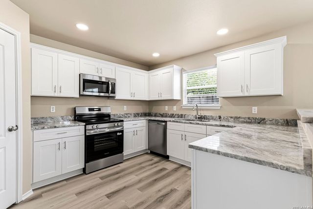 8050 CHISOS OAK DR, San Antonio, TX 78223