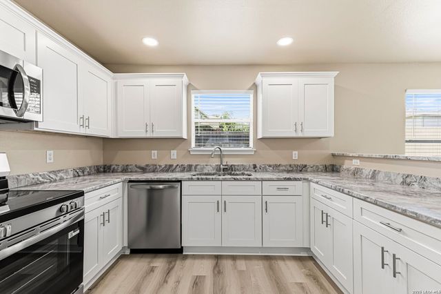 8050 CHISOS OAK DR, San Antonio, TX 78223