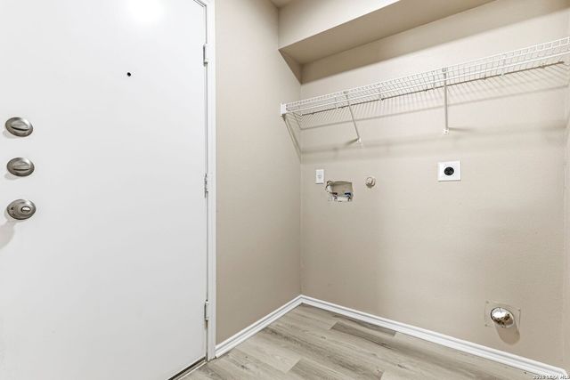 8050 CHISOS OAK DR, San Antonio, TX 78223