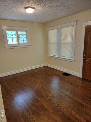 617 Tesmore Place, St Louis, MO 63135