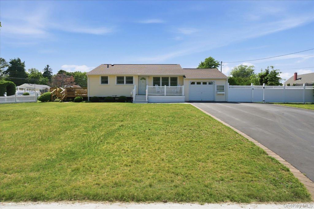 154 8th Avenue, Kings Park, NY 11754