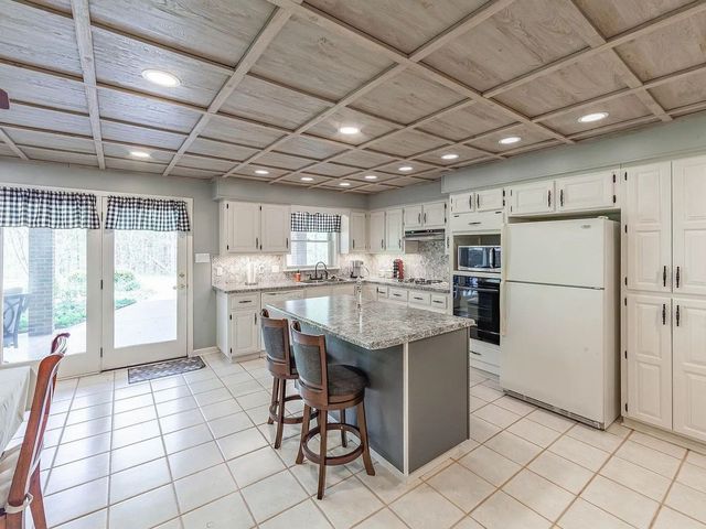 249 Peace Chapel Rd, Scotts Hill, TN 38374