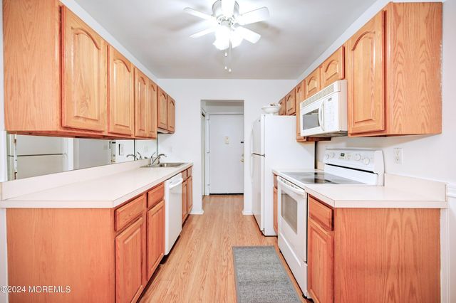 59 Amberly Drive F, Manalapan, NJ 07726