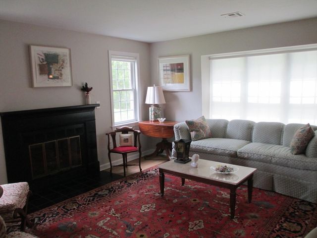 600 Ridgefield Cir A, Clinton, MA 01510