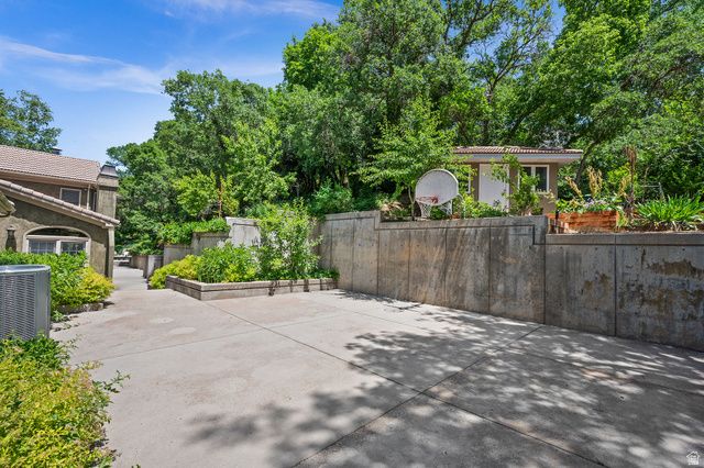 5757 S HOLLADAY BLVD, Holladay, UT 84121