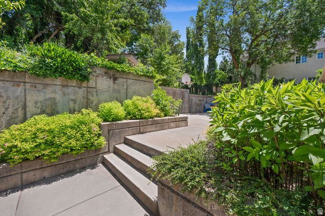5757 S HOLLADAY BLVD, Holladay, UT 84121