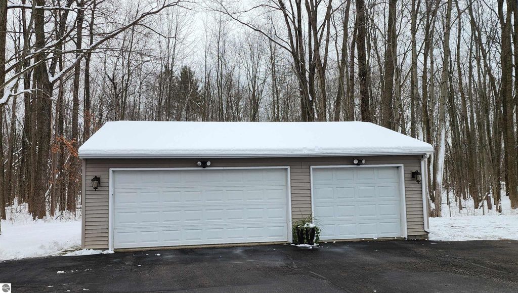 Image 10 of property listing at 3400 N Sturgeon Road, Midland, MI 48640