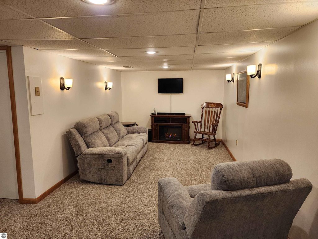 Image 49 of property listing at 3400 N Sturgeon Road, Midland, MI 48640