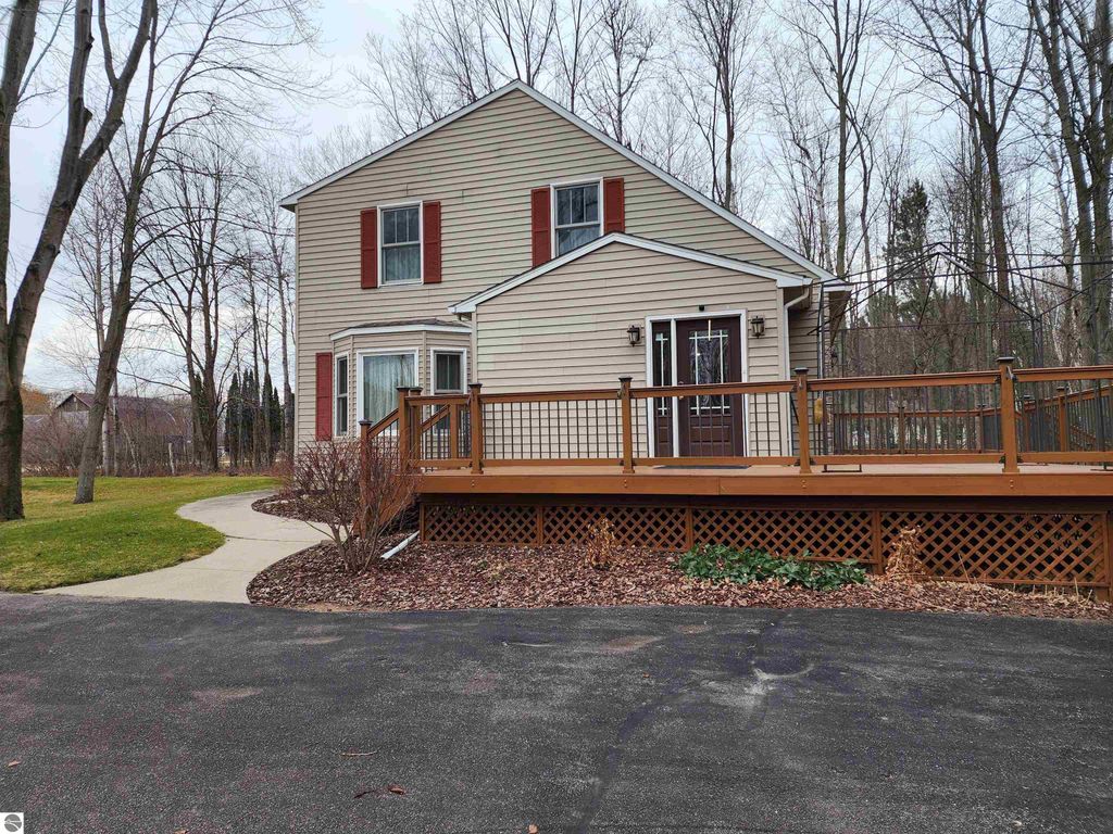 Image 5 of property listing at 3400 N Sturgeon Road, Midland, MI 48640