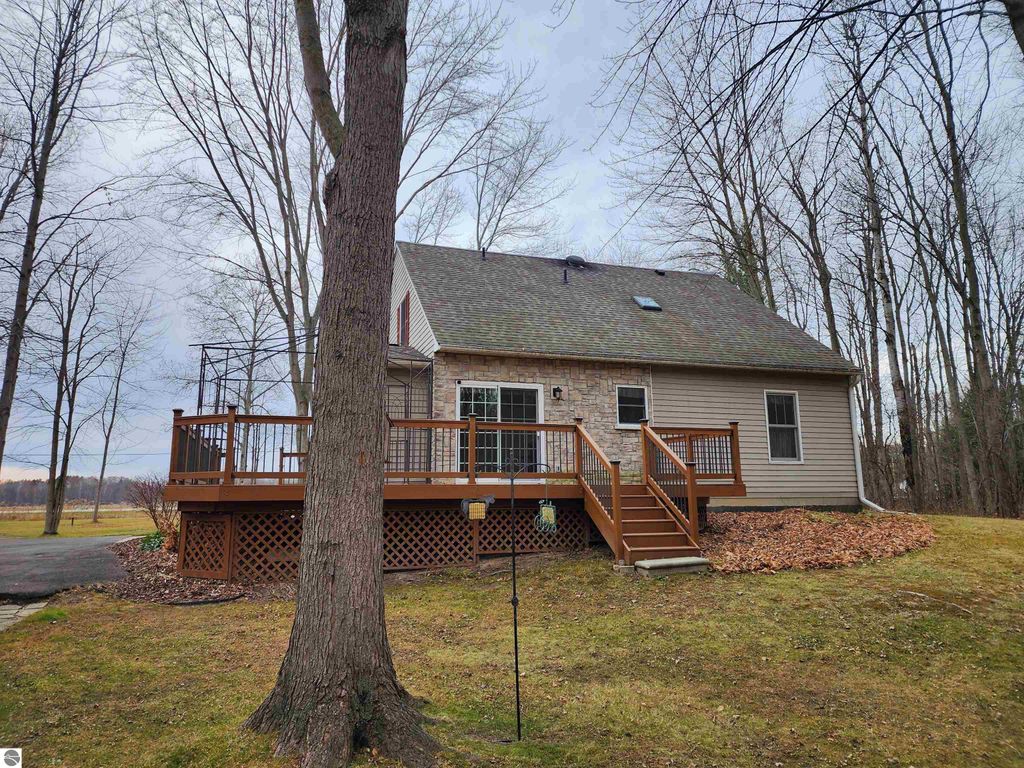 Image 6 of property listing at 3400 N Sturgeon Road, Midland, MI 48640