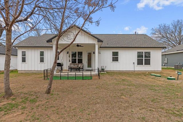 137 Kawainui LN, Bastrop, TX 78602
