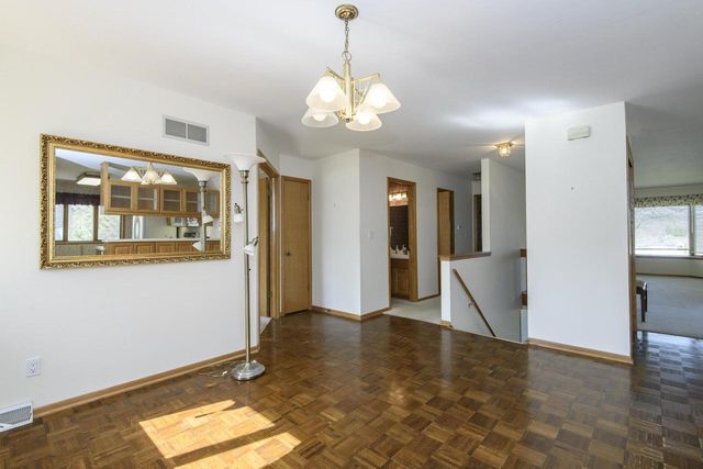 118 Harrogate DRIVE, Waukesha, WI 53188