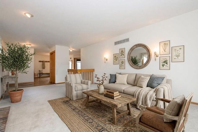 118 Harrogate DRIVE, Waukesha, WI 53188