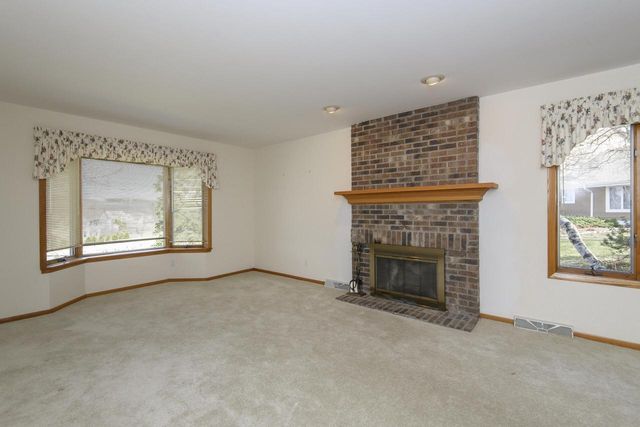 118 Harrogate DRIVE, Waukesha, WI 53188