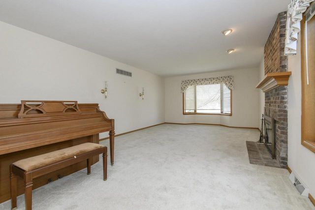 118 Harrogate DRIVE, Waukesha, WI 53188