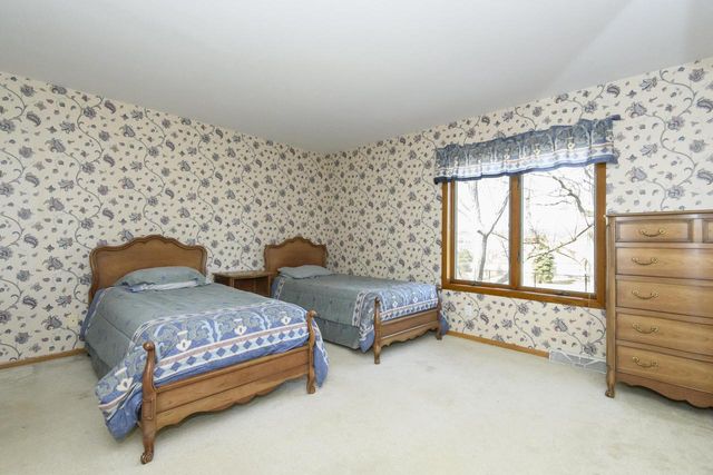 118 Harrogate DRIVE, Waukesha, WI 53188