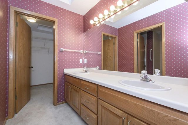 118 Harrogate DRIVE, Waukesha, WI 53188