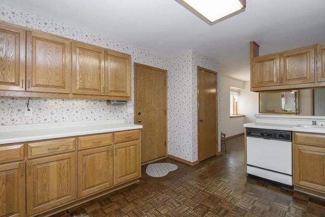 118 Harrogate DRIVE, Waukesha, WI 53188