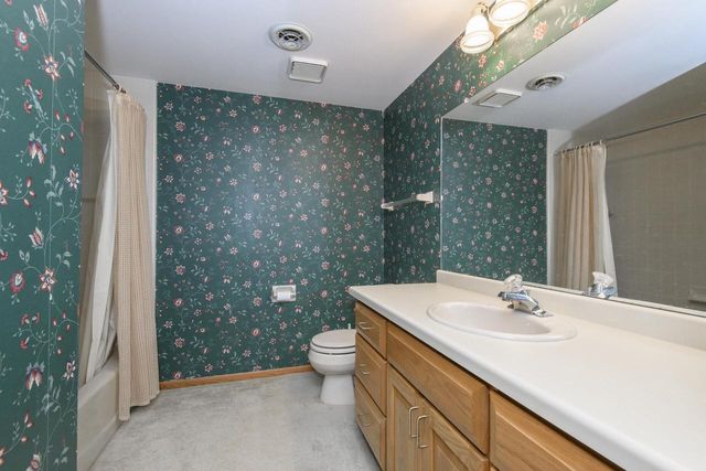 118 Harrogate DRIVE, Waukesha, WI 53188