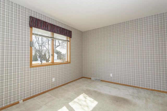 118 Harrogate DRIVE, Waukesha, WI 53188