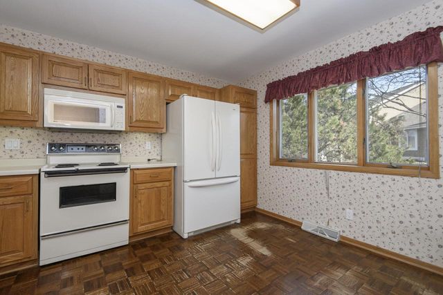 118 Harrogate DRIVE, Waukesha, WI 53188