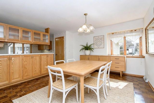 118 Harrogate DRIVE, Waukesha, WI 53188