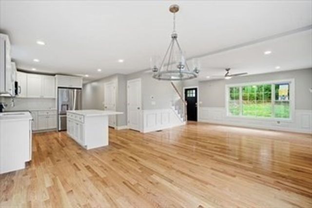 23 High Bluff, Belchertown, MA 01007