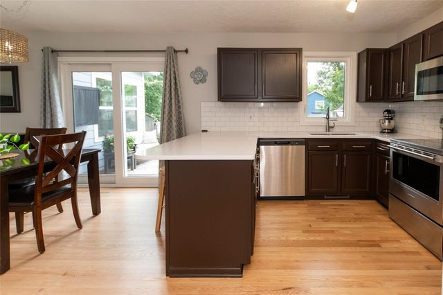 137 28th Court, West Des Moines, IA 50265