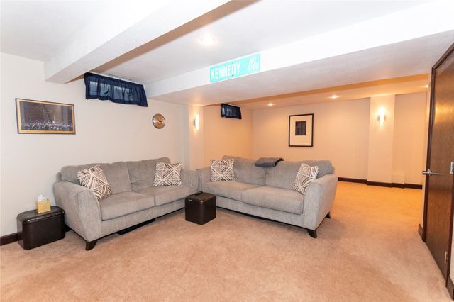 137 28th Court, West Des Moines, IA 50265