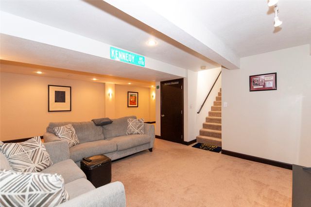 137 28th Court, West Des Moines, IA 50265
